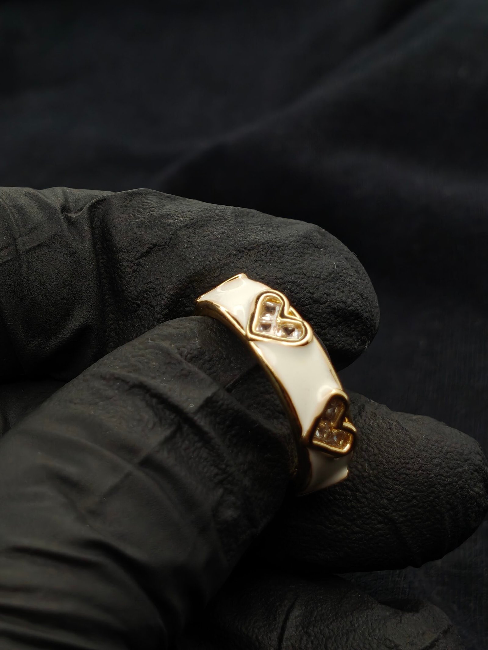 Elegant Gold Heart Accent Ring - Image 4