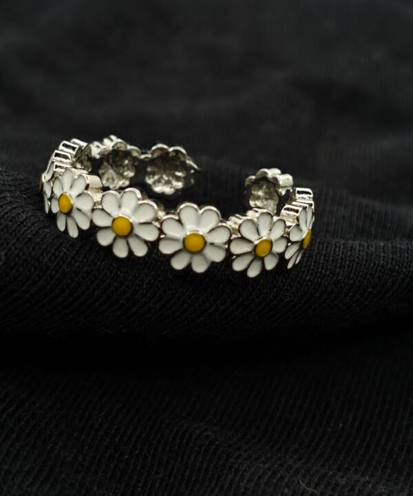 Charming Daisy Floral Ring